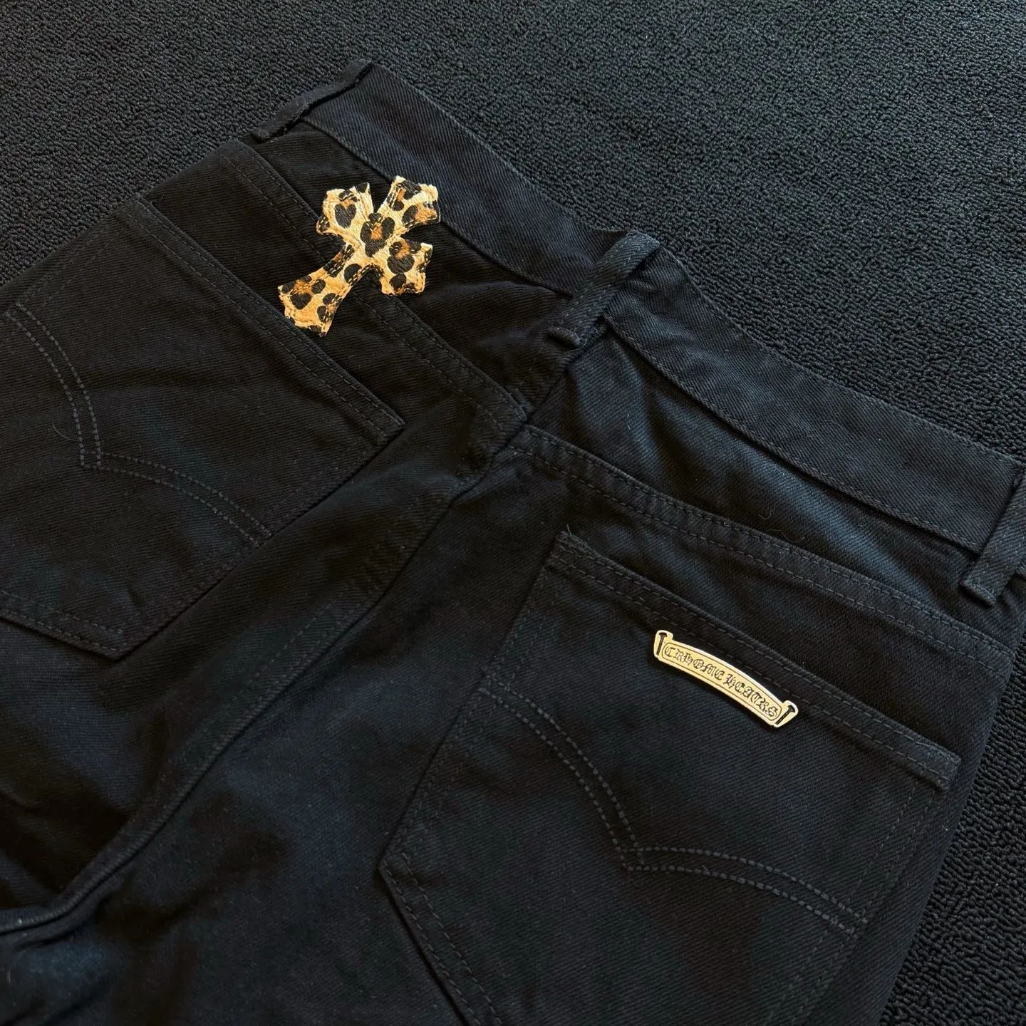 P260 model number: D382 Chrome hearts -CH Chrome hearts new purple leopard print cross-fit leather jeans SIZE#28 30 32 34 36 Size reference # Pants length 100 102 104 106 108 Waist 71 76 81 86 91 Hips 93 98 103 108 113